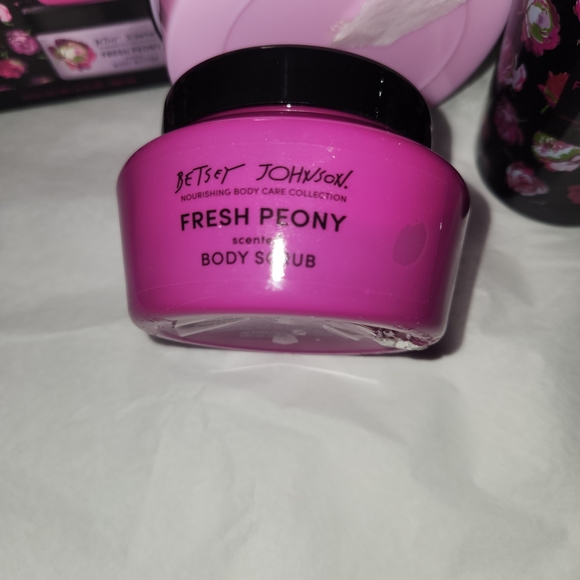 NWT BETSEY JOHNSON Peony Lotion Scrub Butter Wash GIFT SET - Picture 5 of 9